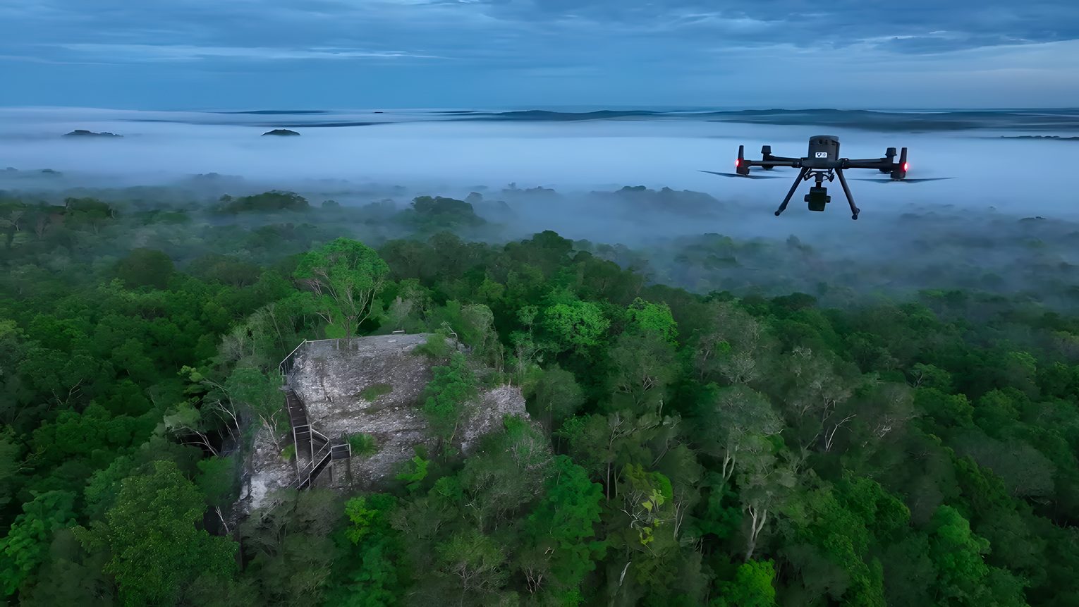 Dron industrial sobrevolando una zona boscosa