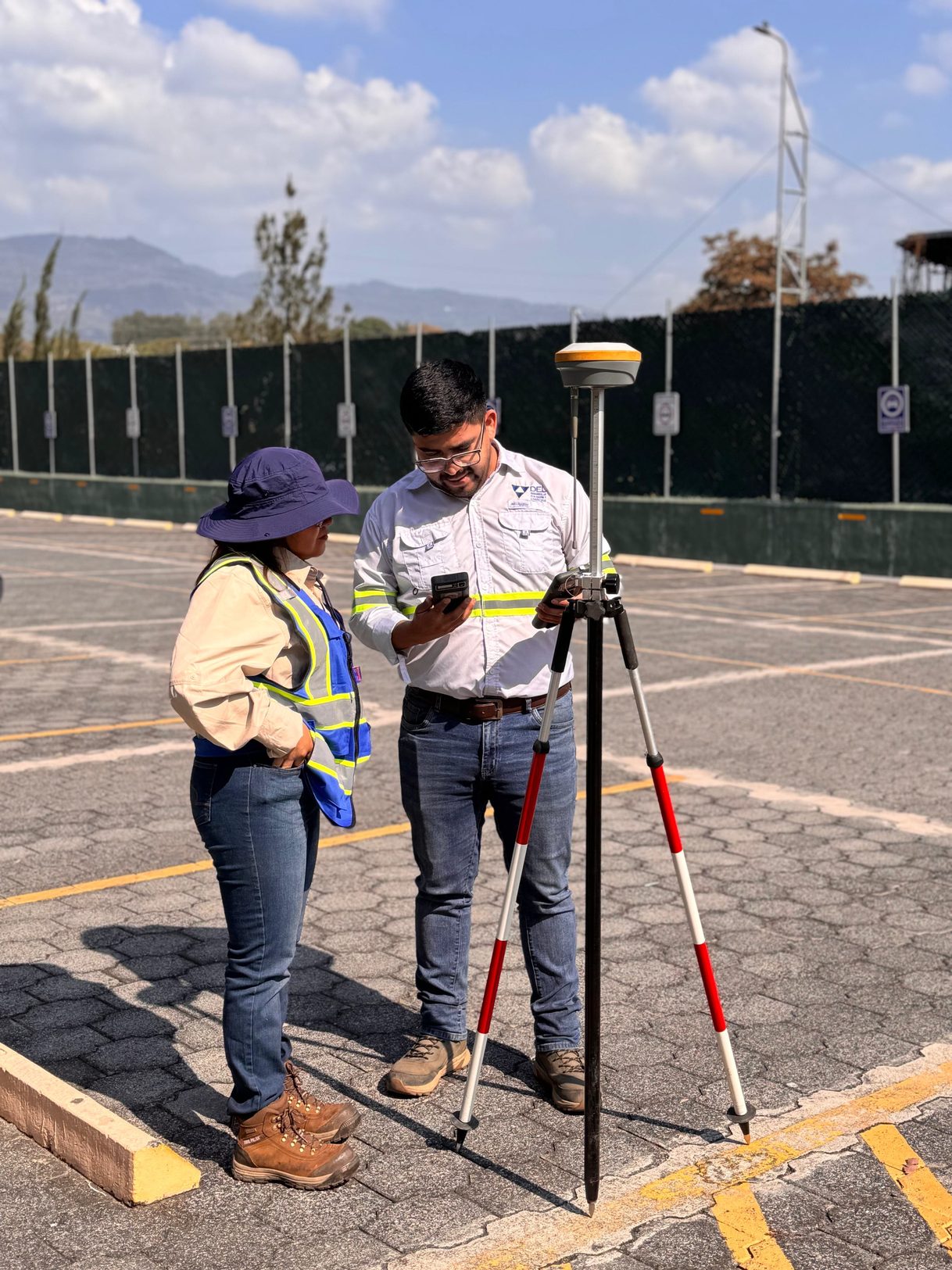 Técnicos de DEL trabajando con una estación GNSS en campo